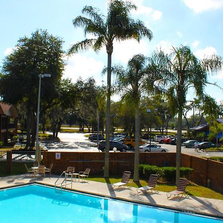 Ramada By Wyndham Temple Terrace/Tampa North Hotel Exterior foto