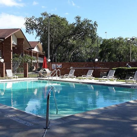 Ramada By Wyndham Temple Terrace/Tampa North Hotel Exterior foto