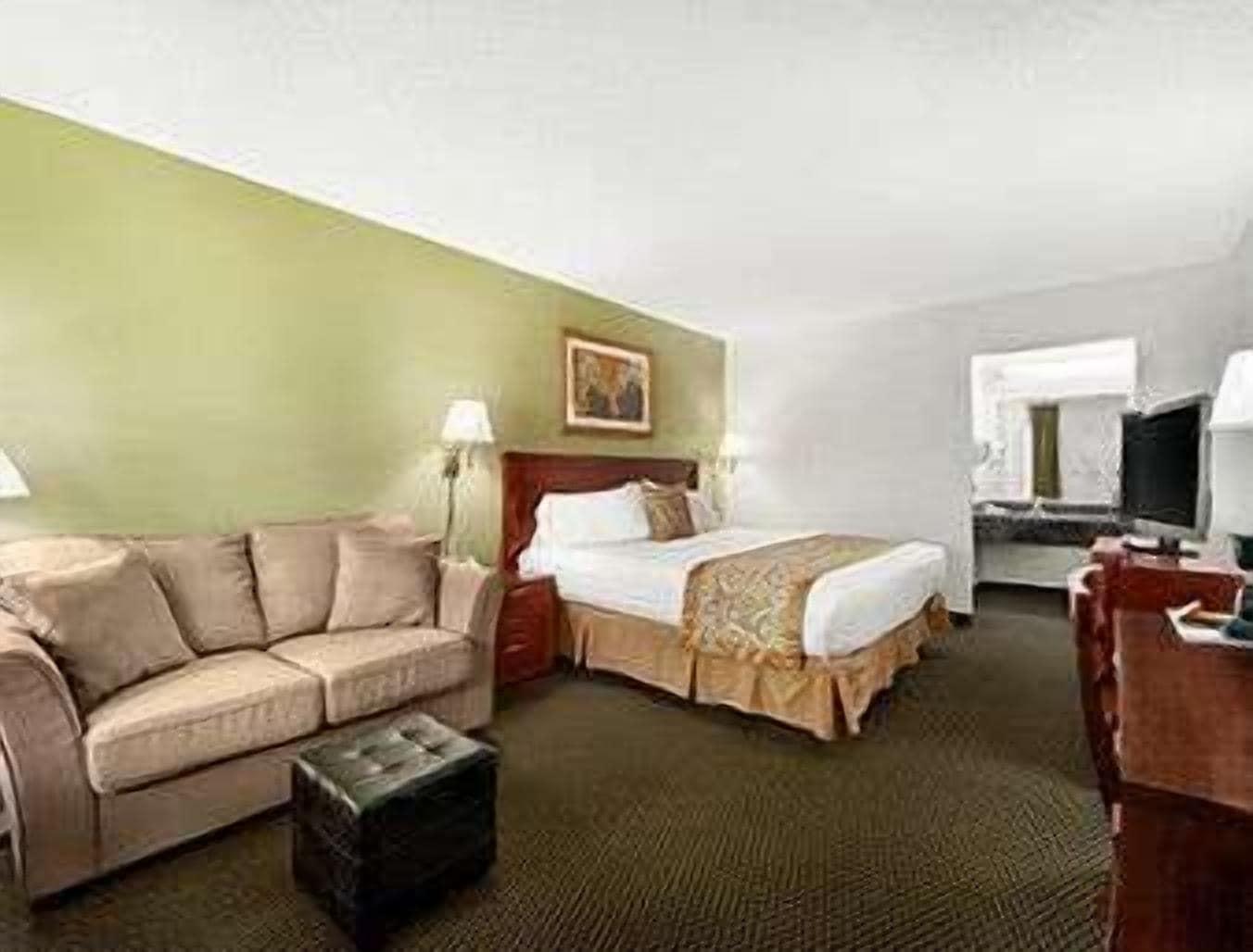 Ramada By Wyndham Temple Terrace/Tampa North Hotel Exterior foto