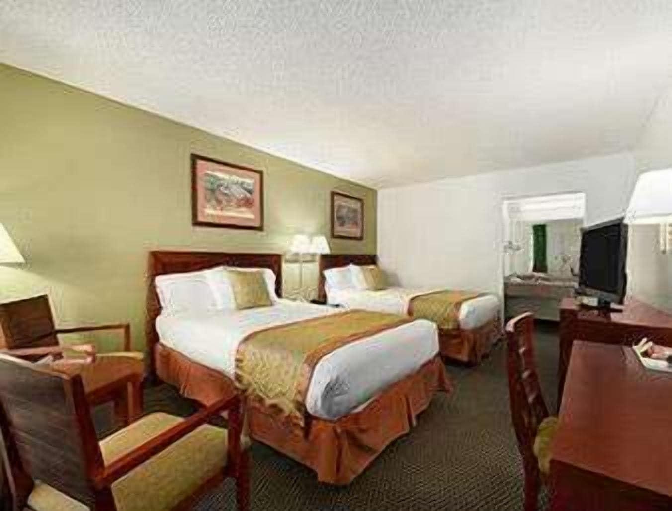Ramada By Wyndham Temple Terrace/Tampa North Hotel Exterior foto
