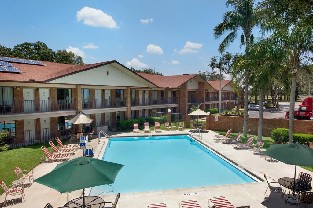 Ramada By Wyndham Temple Terrace/Tampa North Hotel Exterior foto