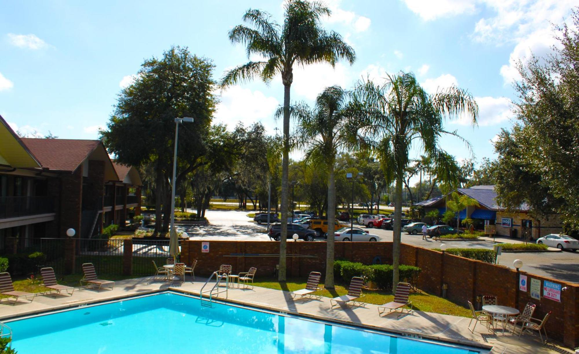 Ramada By Wyndham Temple Terrace/Tampa North Hotel Exterior foto