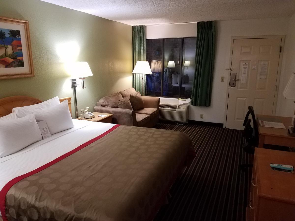 Ramada By Wyndham Temple Terrace/Tampa North Hotel Exterior foto