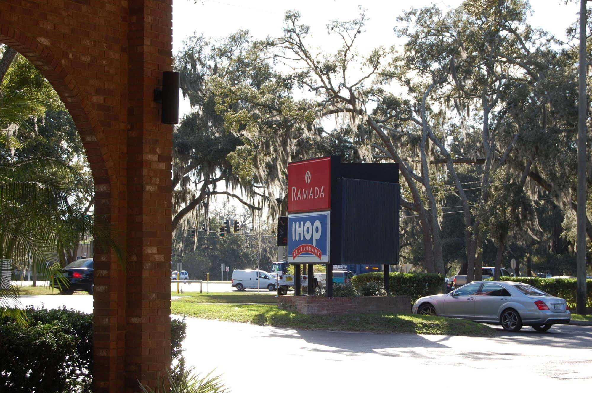 Ramada By Wyndham Temple Terrace/Tampa North Hotel Exterior foto