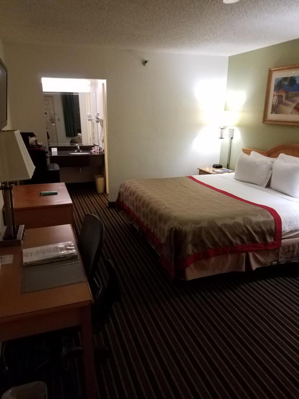 Ramada By Wyndham Temple Terrace/Tampa North Hotel Exterior foto