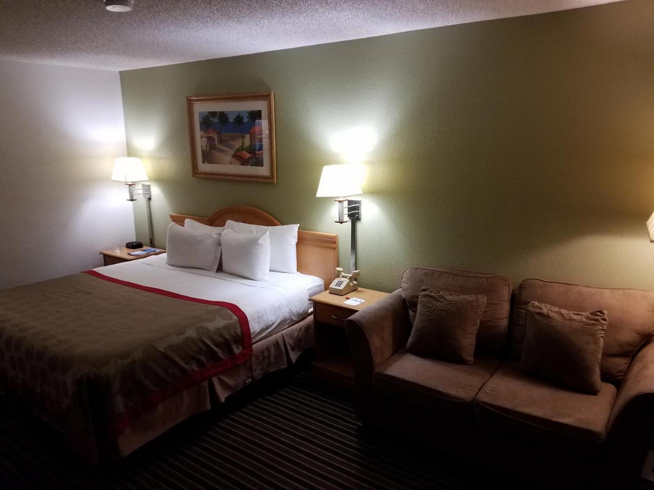 Ramada By Wyndham Temple Terrace/Tampa North Hotel Exterior foto
