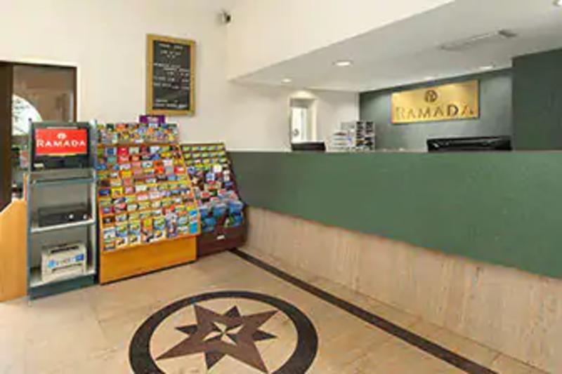 Ramada By Wyndham Temple Terrace/Tampa North Hotel Exterior foto