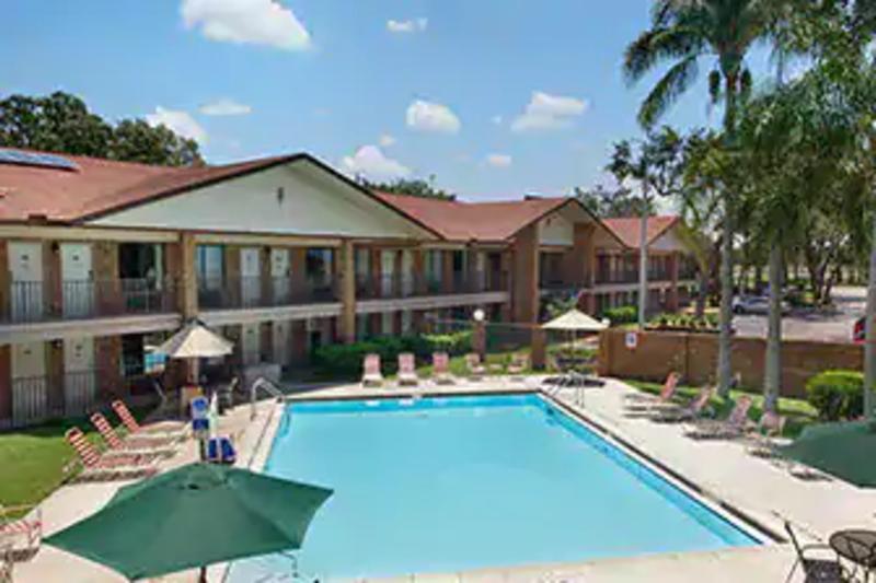Ramada By Wyndham Temple Terrace/Tampa North Hotel Exterior foto