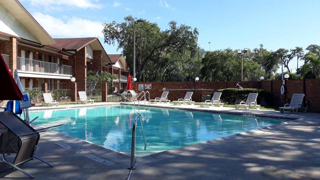 Ramada By Wyndham Temple Terrace/Tampa North Hotel Exterior foto