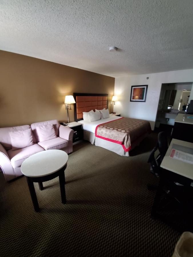 Ramada By Wyndham Temple Terrace/Tampa North Hotel Exterior foto